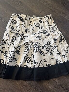 Tracy Evans Black & White Floral Pleated Skirt